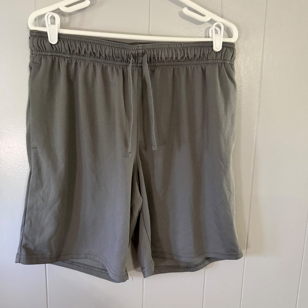 Athletic Works Mesh Gym Shorts Mens L Gray Elastic Waist Drawstring Pockets‎